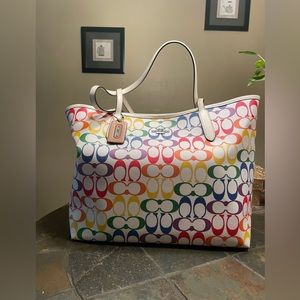 😍NWT Coach signature rainbow city tote bag😍